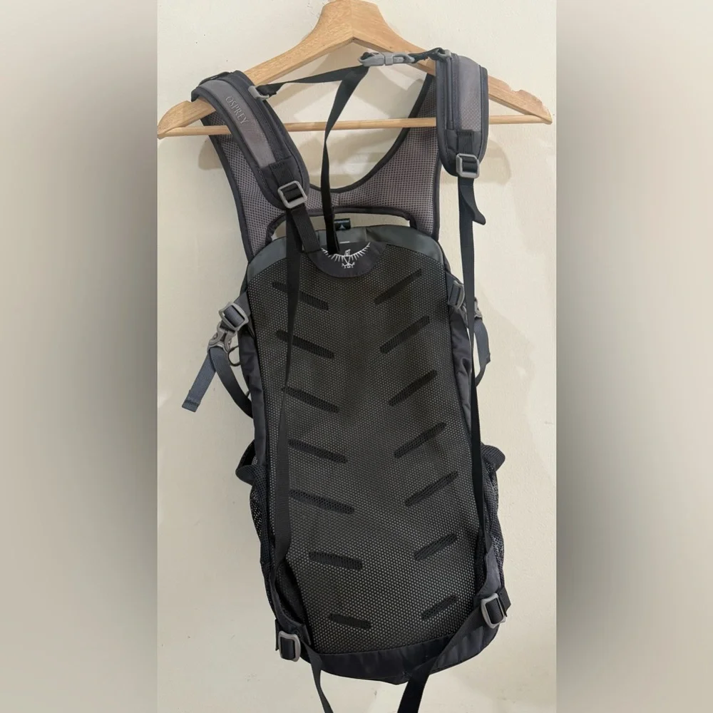 OSPREY Daylite Backpack in Black and Dark Gray
